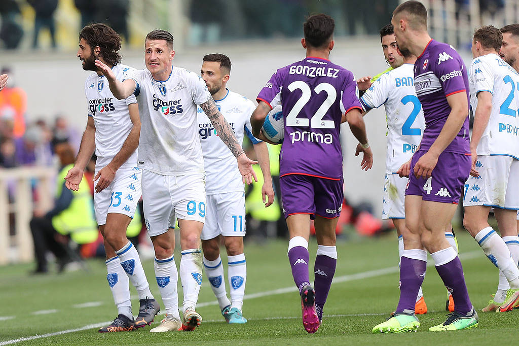 包含赛后荷甲传出新动向，门兴格拉德巴赫战术微调，管理层表态：赛场秩序良好，医务组通报恢复的词条