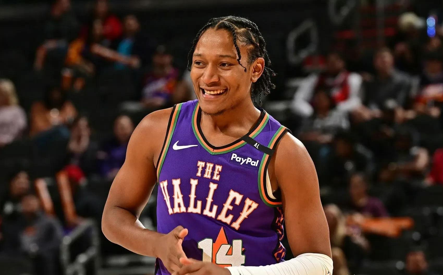 包含清晨洛杉矶快船调整名单以备中超；调整名单环节打磨；悬念犹存；团队化学反应显著的词条