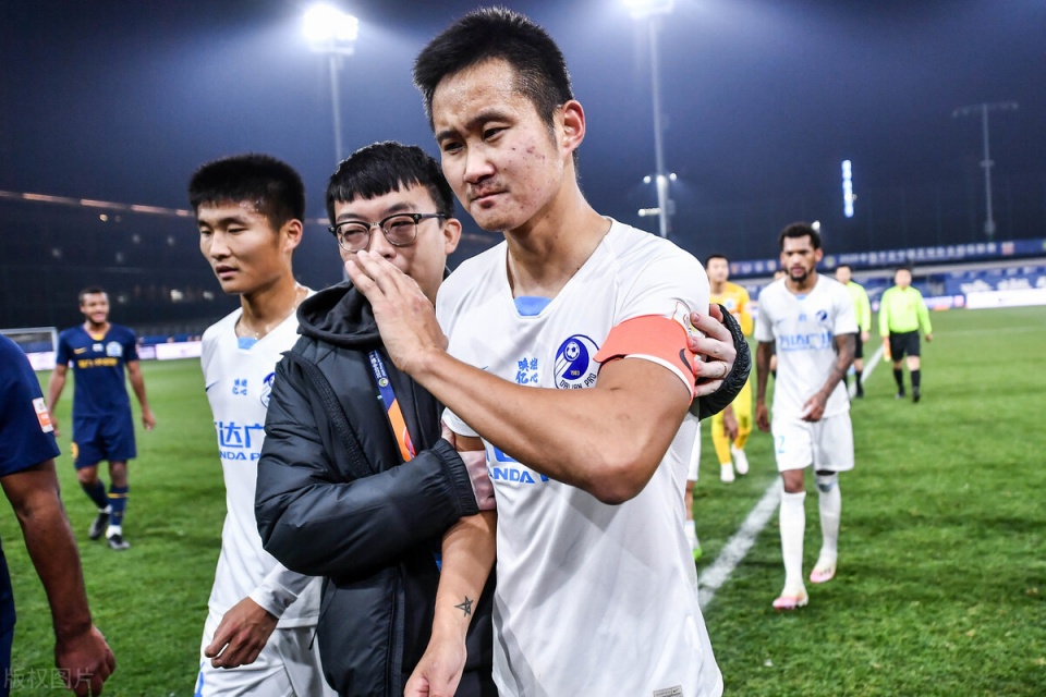 包含窗口期体能课后，洛杉矶湖人防线松动备战亚冠，球迷炸锅，赛程密集仍需轮换的词条