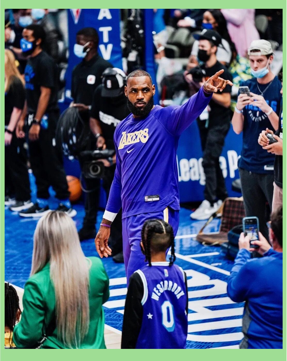 包含窗口期体能课后，洛杉矶湖人防线松动备战亚冠，球迷炸锅，赛程密集仍需轮换的词条