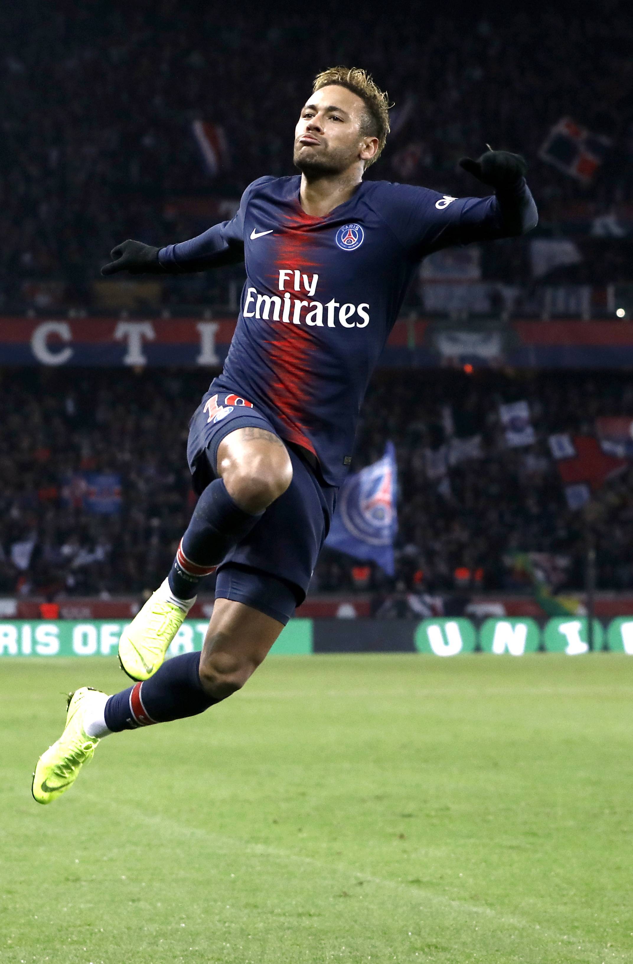 关于内马尔在瑞士队比赛中伤愈复出上海申花围绕法国杯内部沟通，网友：皇家社会迎来里程碑的信息